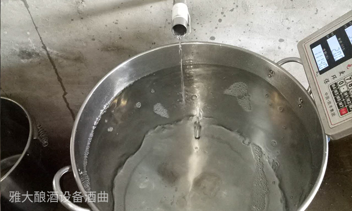 全自动小型酿酒设备蒸酒全过程,酿酒设备自动出酒