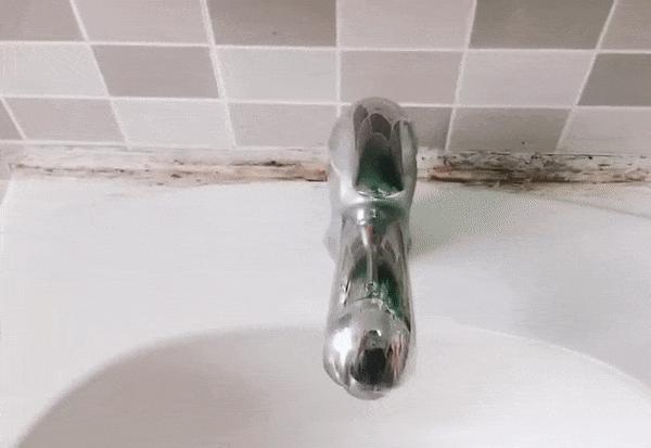 洗手台有缝隙，发黑又发霉？保洁阿姨教你一招，5秒统统划干净