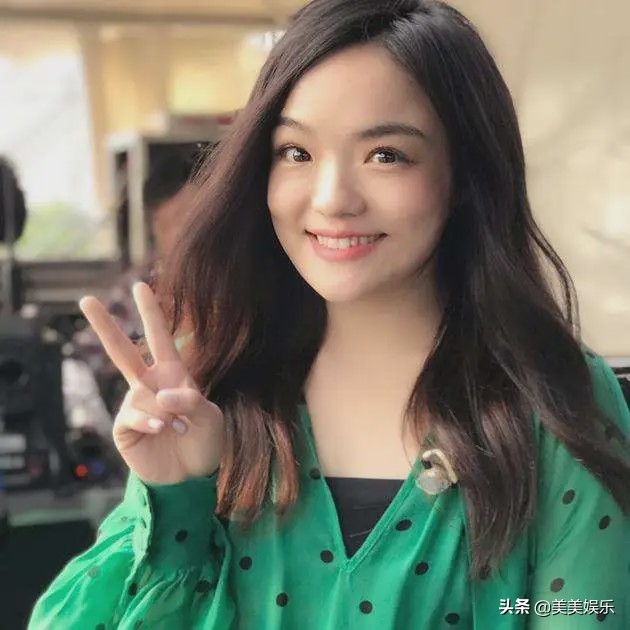 凭烂片赢来名气？官宣恋情秀恩爱，对方是个富二代？