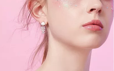 擦完粉底毛孔里有白头如何补救?