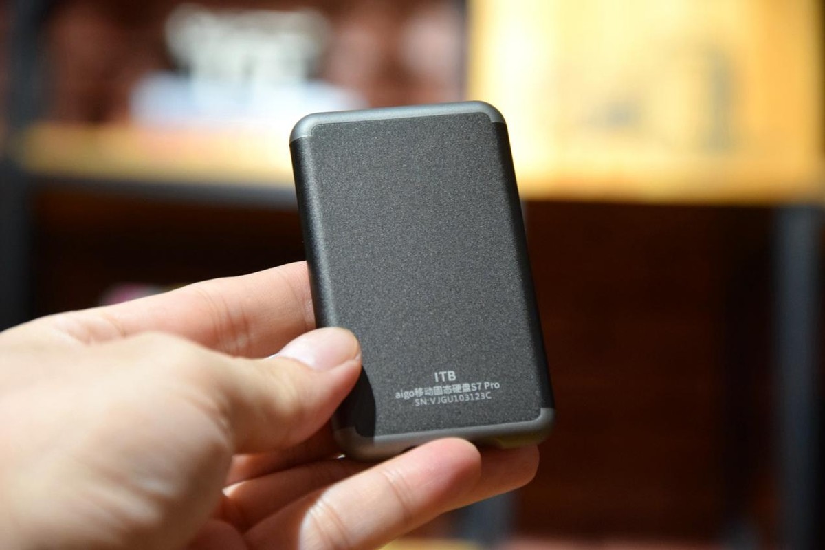 薄如iPhone7小似火柴盒,大容量高速传输不掉速,爱国者S7Pro体验