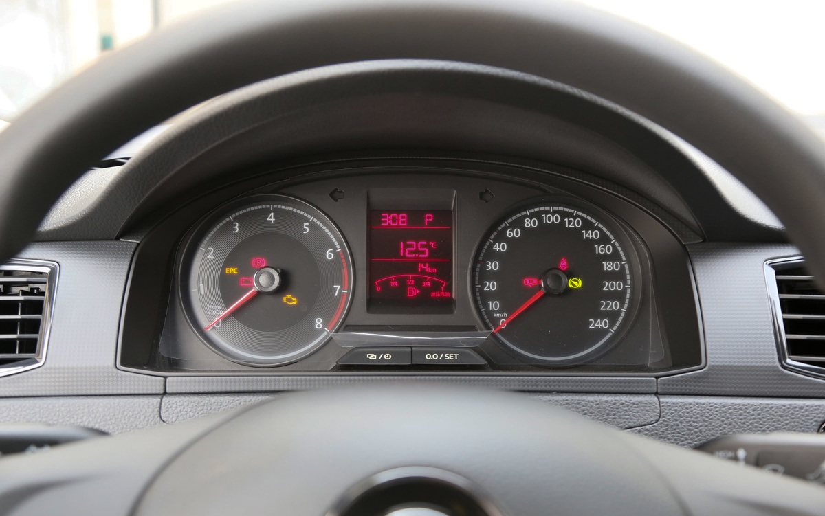 新款桑塔纳两三万公里得多少钱,皮实省油耐造的家轿桑塔纳