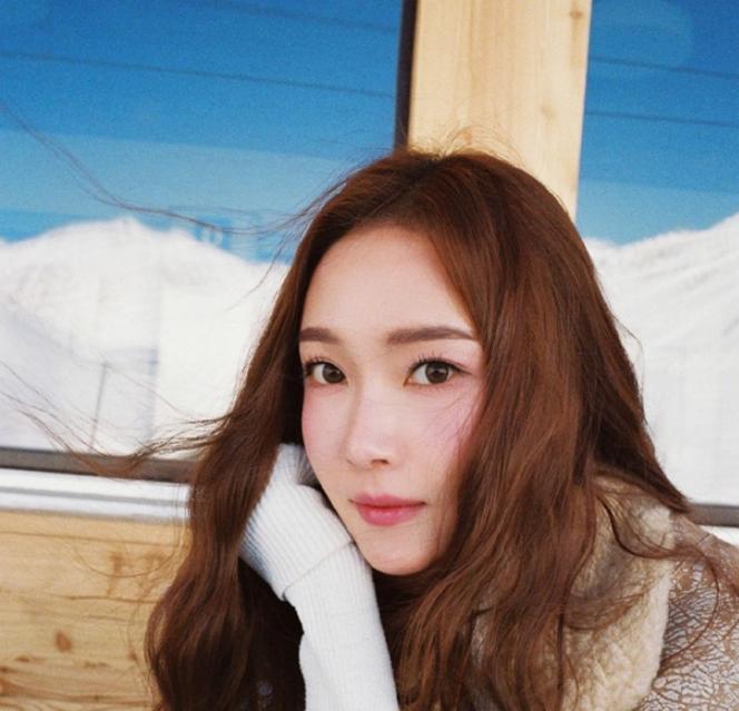 郑秀妍的精致*服私**,高领毛衫+设计感上衣贵气满满,漫步优雅瑞士