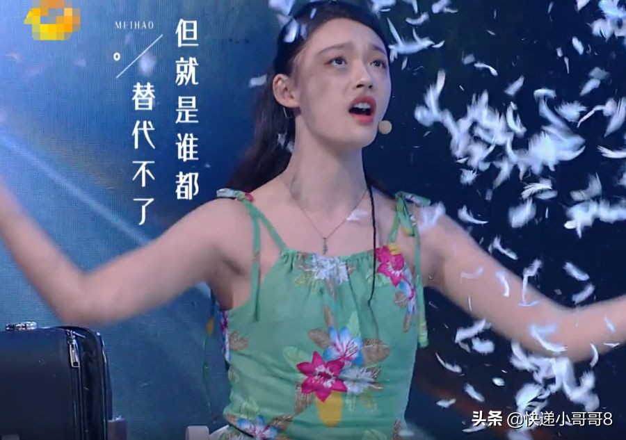 女星穿裙子弯腰怎么办?林允反应堪比“教科书”,教养装不出来