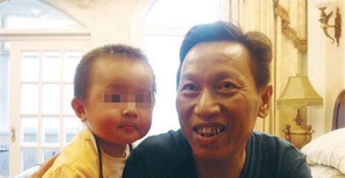 他是瞎子，卖槟榔成富豪，妻子没生儿子，去世后家人争10亿财产