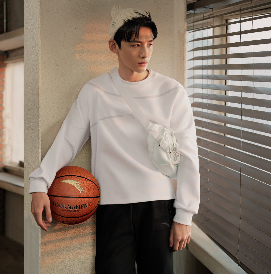 白敬亭穿的安踏粉色篮球鞋是哪双,白敬亭打篮球上海安踏活动背影