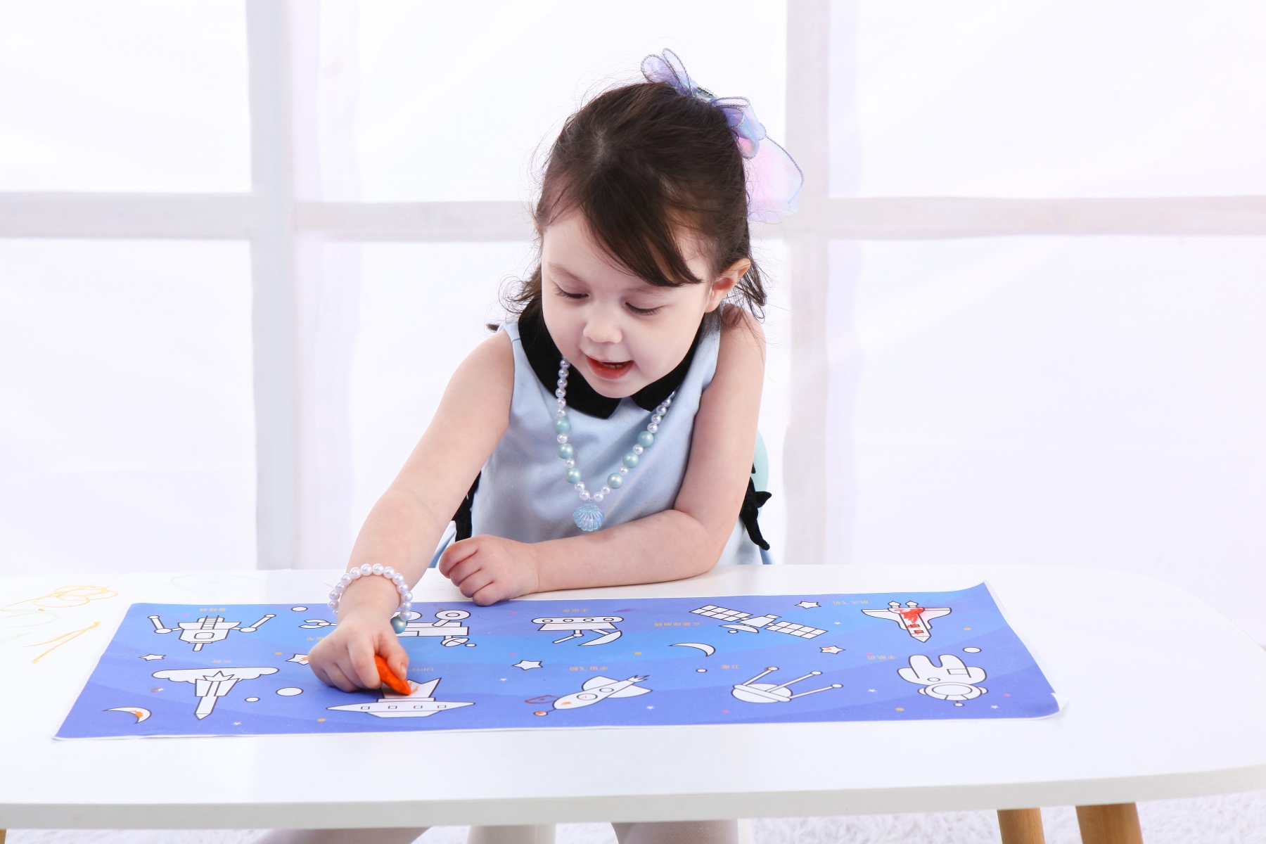 小孩用蜡笔在墙上乱涂乱画怎么办,小孩子乱涂乱画要怎么引导