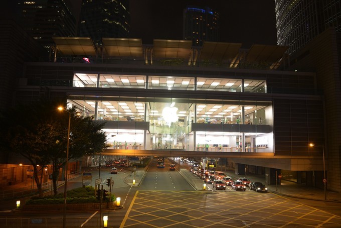 世界将我包围下一句,世界将我包围演唱