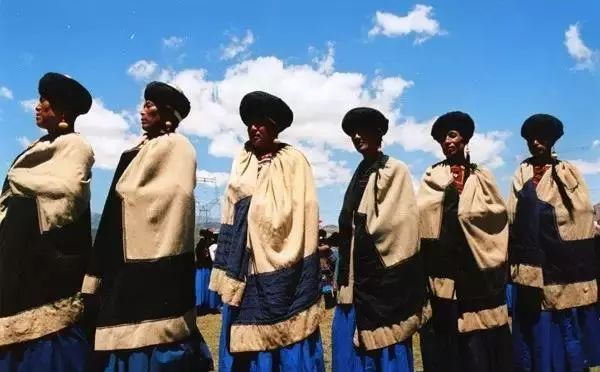 彝族民族服饰视频,彝族服饰惊艳