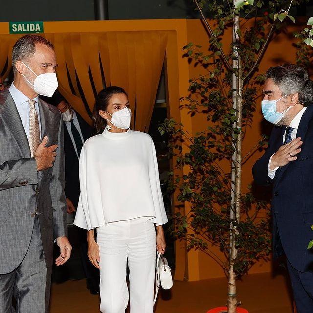 西班牙王后黑色西装上衣搭配裙子,西班牙王后穿搭少女心