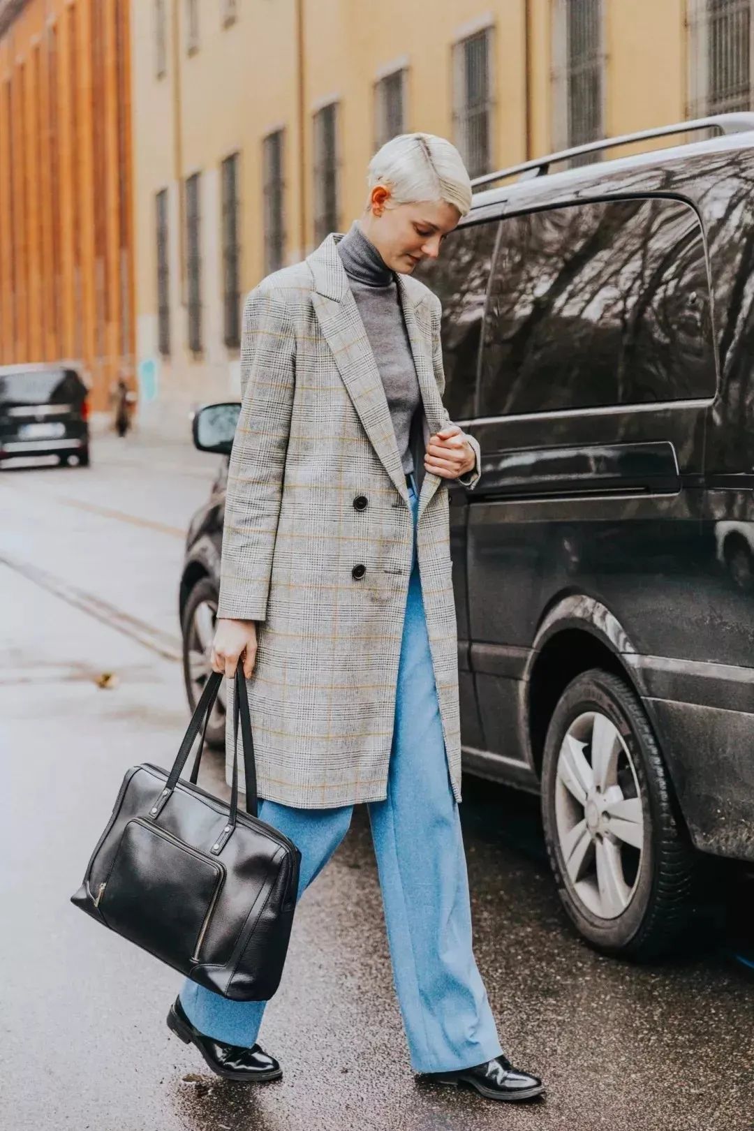 黑白格纹大衣怎么搭配好看,戴帽子黑白格纹大衣怎么搭配好看