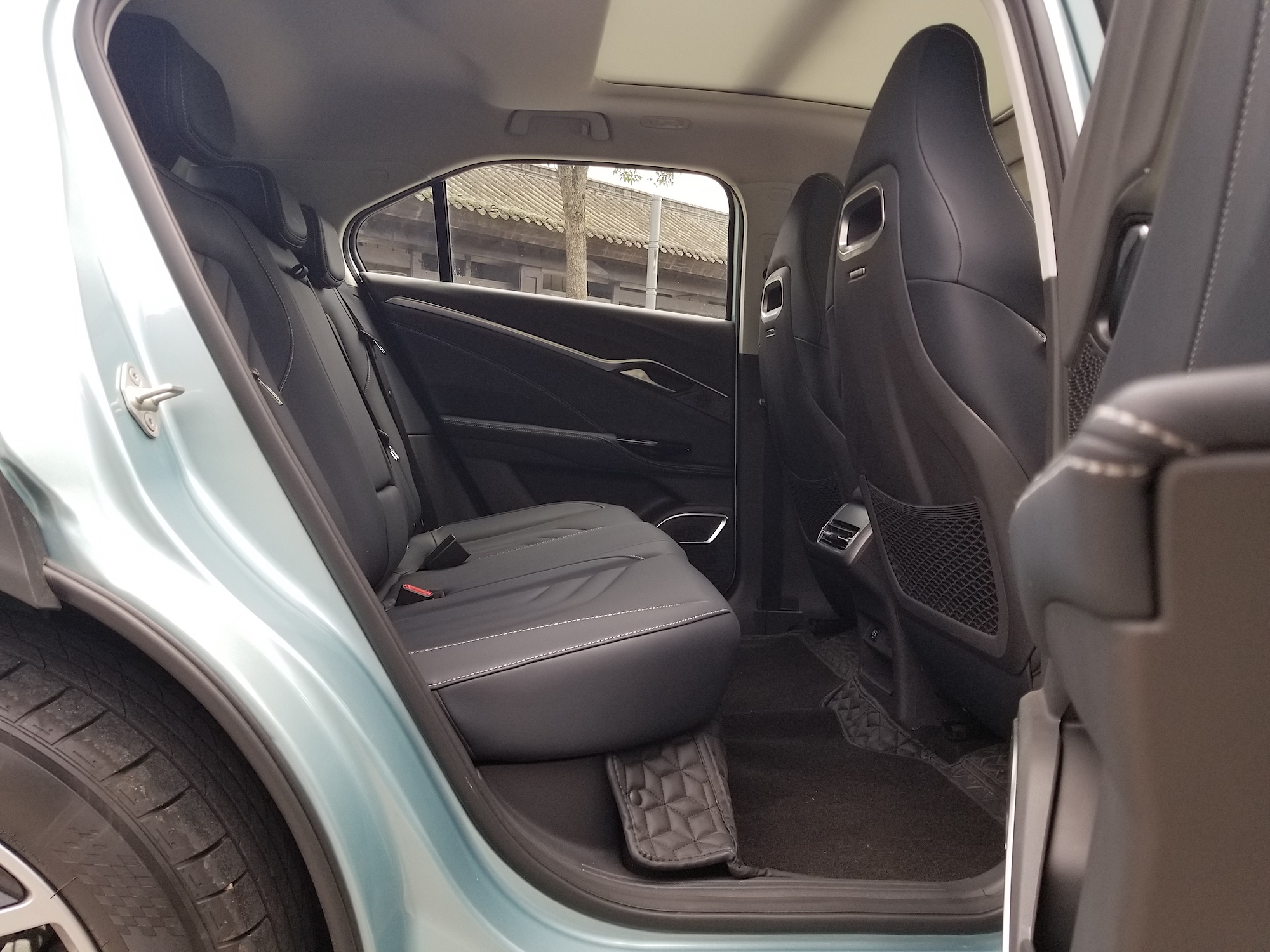 把车钥匙做成指尖陀螺？这才是纯电SUV里的“创意玩家”