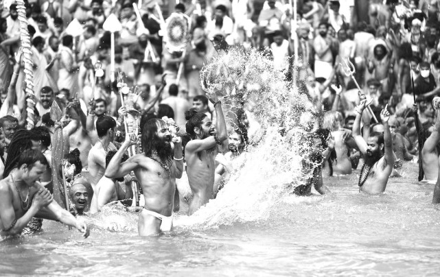 印度恒河疑似新冠病尸不断出现,印度恒河出现大量新冠患者浮尸