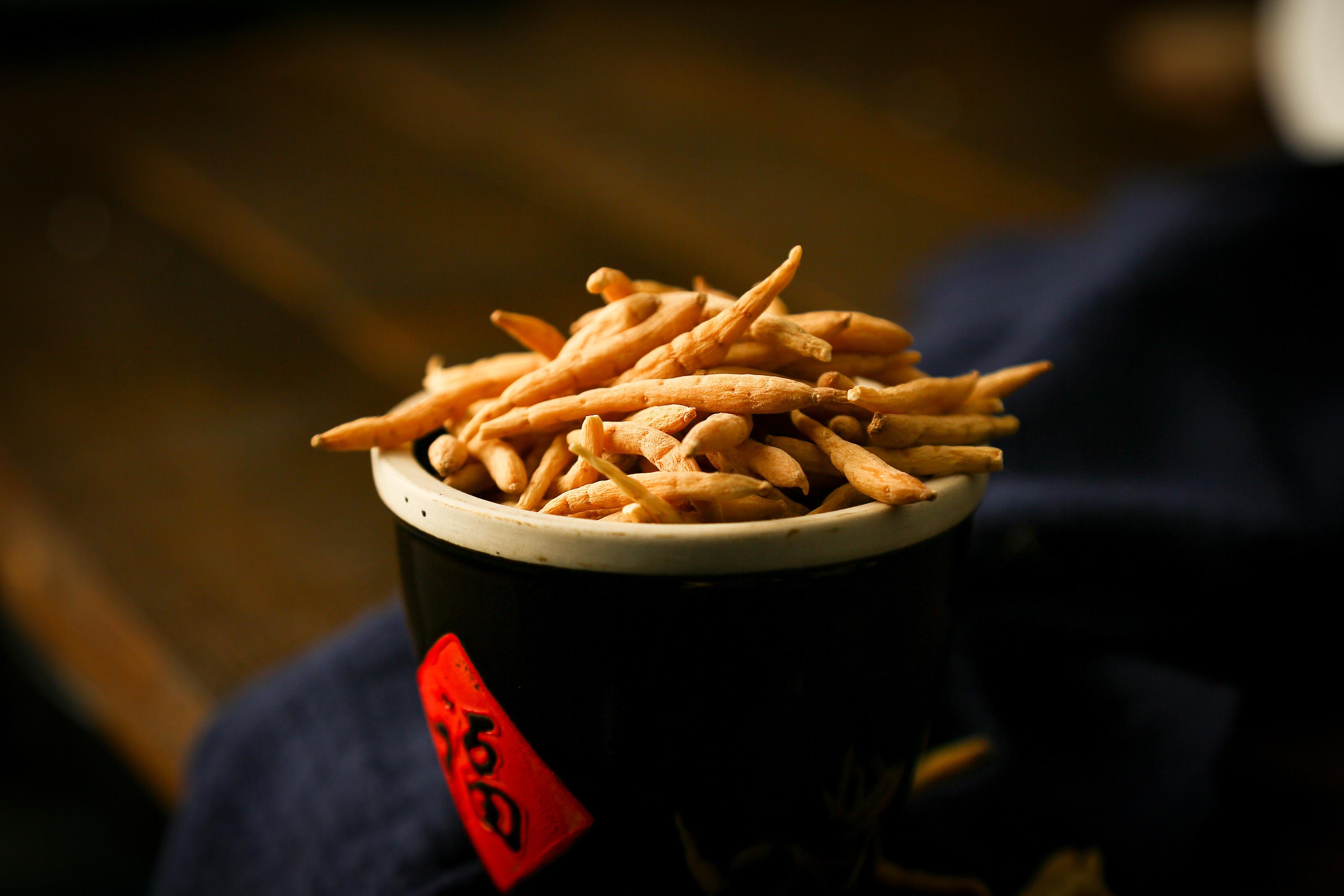 中药太子参,补气药中清补之品,益气不升提,生津不助湿.