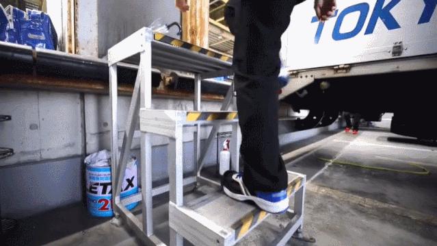 曝日本美女快递员工作细节，网友：太“变态”了