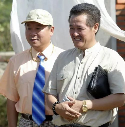 中国人为什么喜欢夹包,老外学中国人夹包