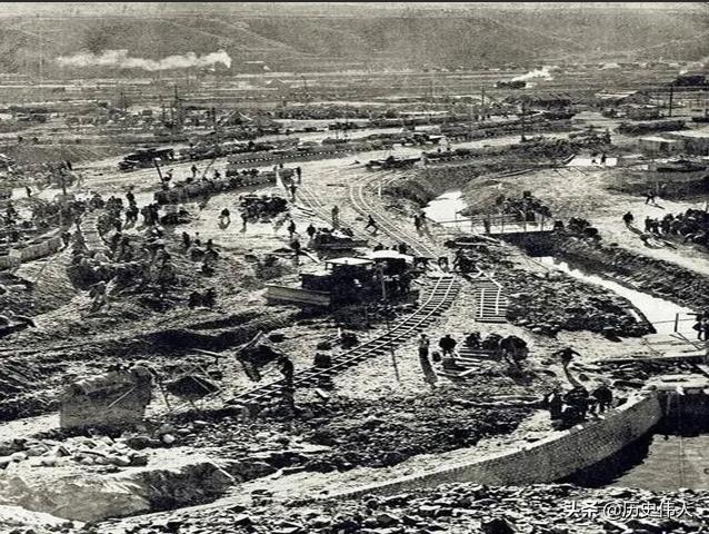 修建十三陵水库时，周恩来参加义务劳动：我作为总理就该多拉几车