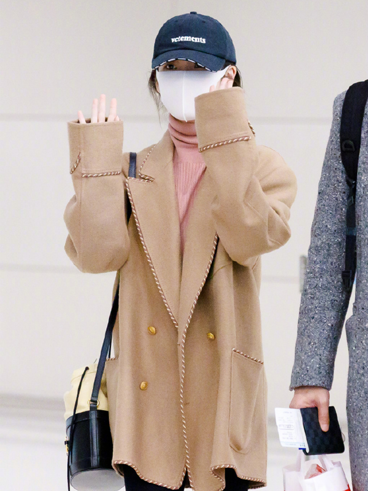 蔡徐坤黑红格子衣服金发造型照片,蔡徐坤黑红格子衣服造型照片