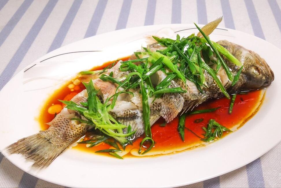 清蒸鱼要放什么调料才好吃,清蒸鱼适合放哪些调料