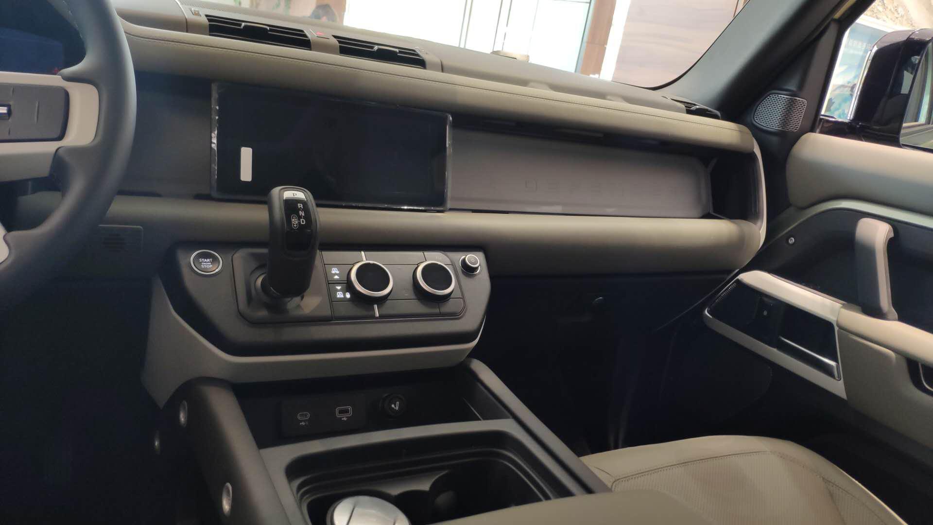 静态体验路虎卫士，外观内饰都气派，但后排空间真不大