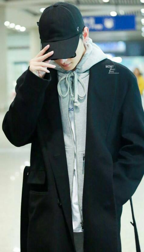 入秋之后担心自己脑门冷？那不如学学明星们戴潮帽，又酷又有范