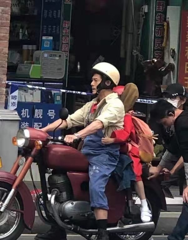 郭富城摘头盔帅气视频,郭富城背带裤