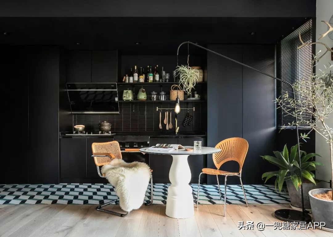 黑色直纹橱柜装修效果图,入门玄关橱柜效果图