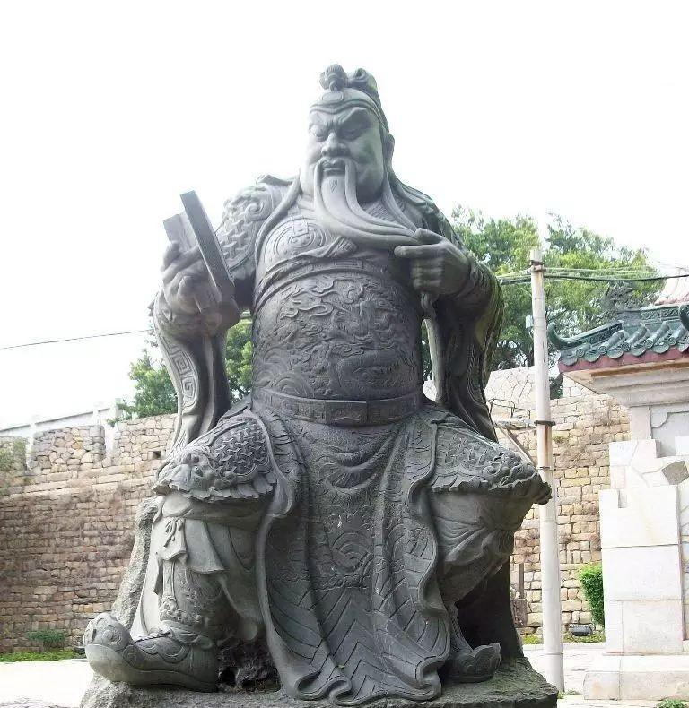 云南石雕关公人物雕像,关公雕像佛纹寓意