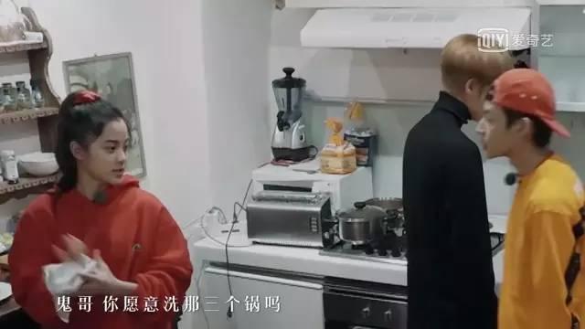 “人精”欧阳娜娜暗讽美合专睡男明星？扒完她的好友圈发现她极度