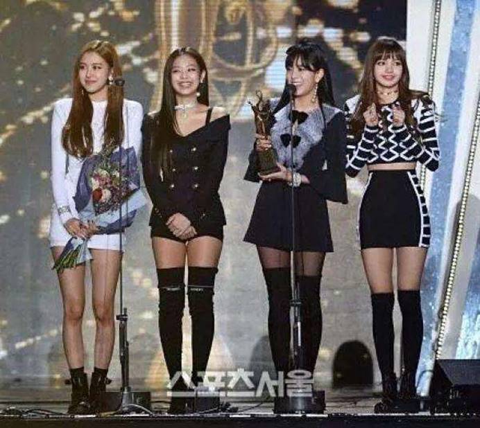 lisa穿搭牛仔裤,人间芭比lisa穿皮衣