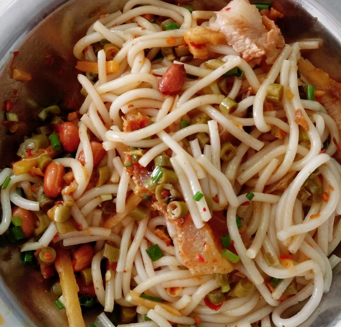 第一时间就是吃一碗广西特色米粉,湖南米粉最正宗的吃法