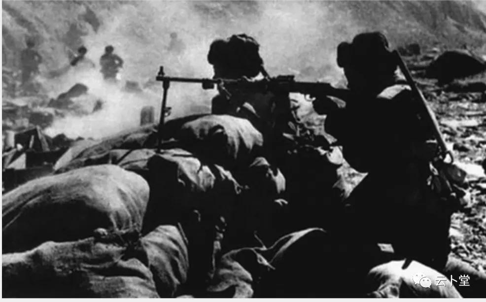 毛主席说：“我赞成这样的口号，叫做一不怕苦，二不怕死。”