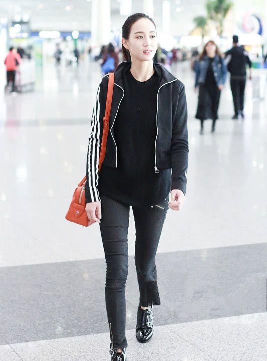 运动风挺好看，张钧甯穿短款运动衣出门，配条铅笔裤气质很好