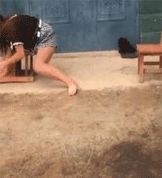 搞笑gif段子妹子有点太淘气了,搞笑小萝莉图片