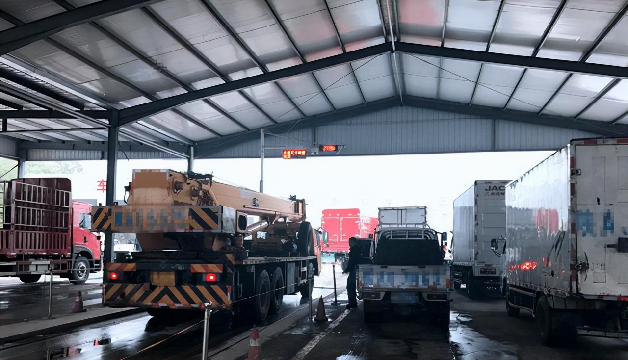 二年新车年审需要什么手续,车辆6年了年审需要哪些手续