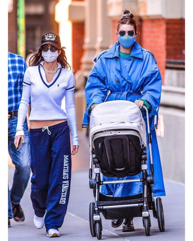 2021流行宝蓝色！超模Gigi一身蓝色搭配，自带爆炸时尚感