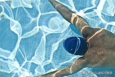 初学者如何学好蛙泳的技巧,抬头蛙泳如何快速入门