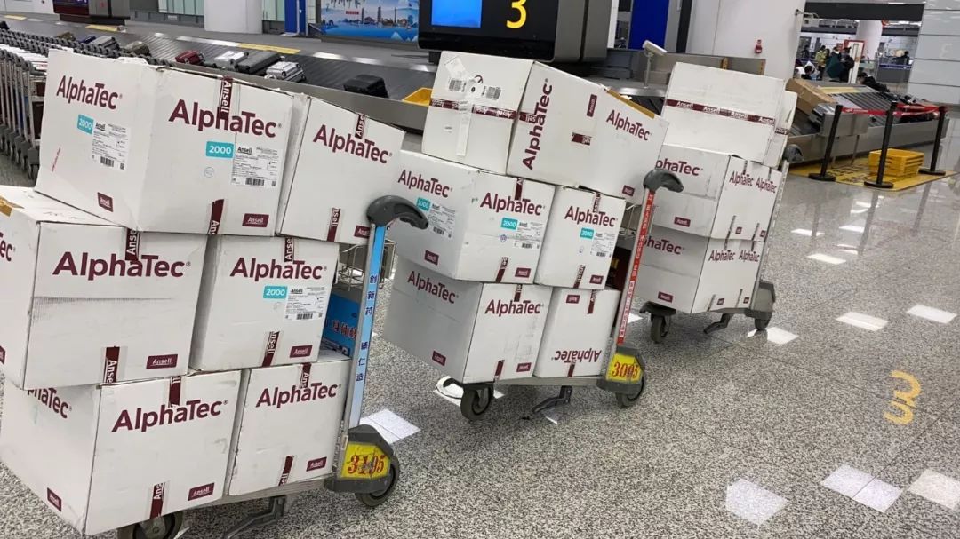 最给力“国际搬运工”：失业后，仍为武汉等地搬回几百箱医疗物资