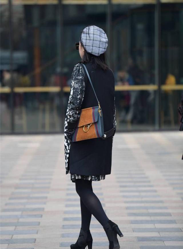 街拍黑色皮裤配什么裤子 (街拍皮裤型身材穿搭)