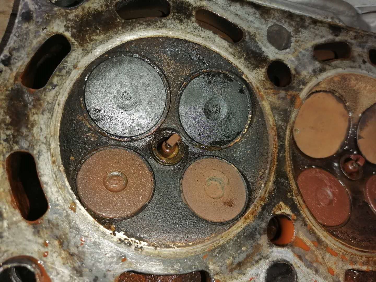 凸轮轴瓦盖不上油,凸轮轴瓦盖上紧转不动