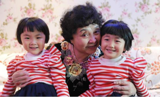 60岁生双胞胎的张女士现在怎样了,60岁产双胞胎老人与女儿近照曝光