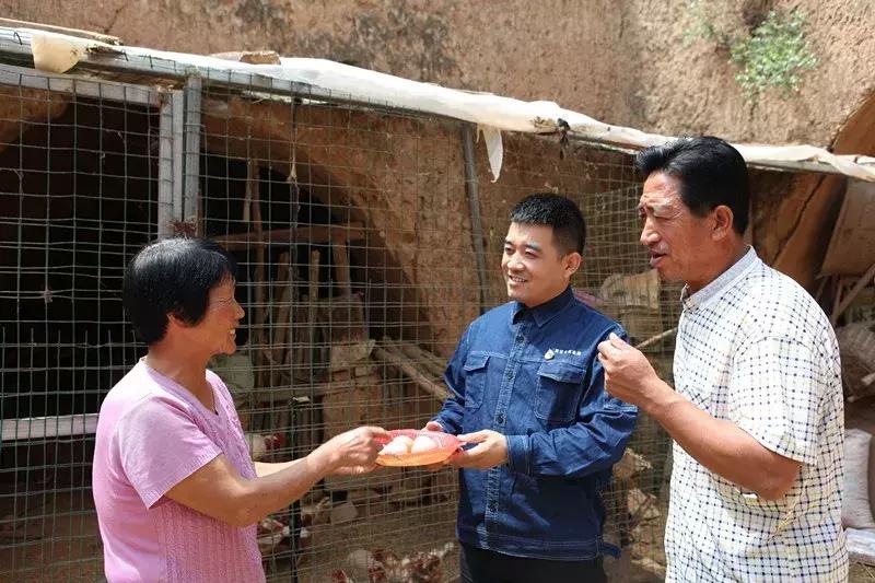 村书记在乡下帮村民处理什么事情,驻村干部下地干活