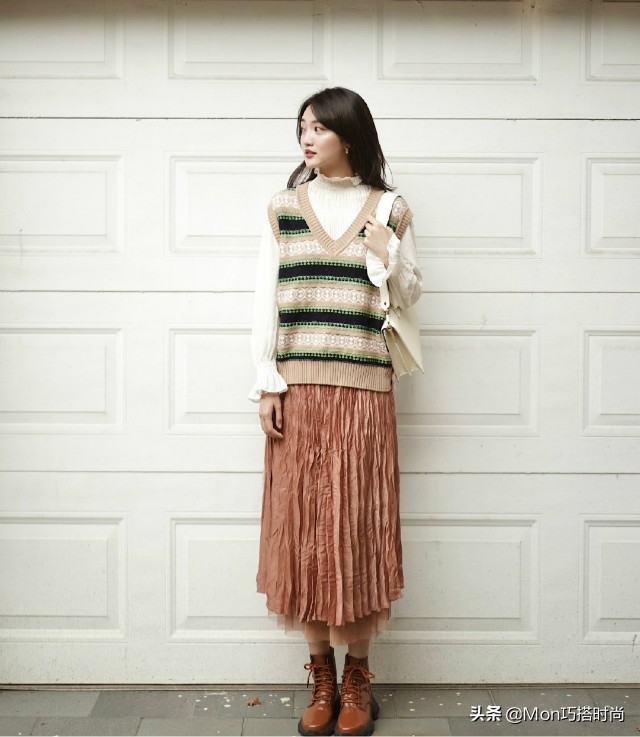 半身裙怎么穿才够好看,夏天黑色a字半身裙搭配什么鞋子