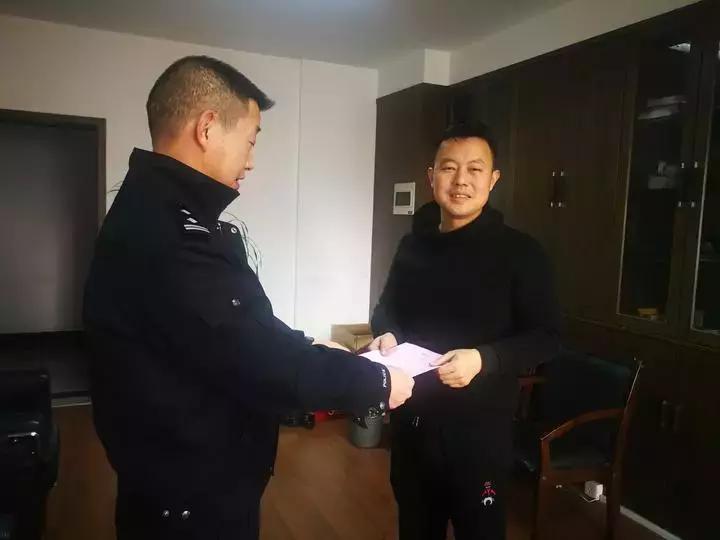 因为一条朋友圈，他立马收到领导“红牌”警告：立即停止工作！