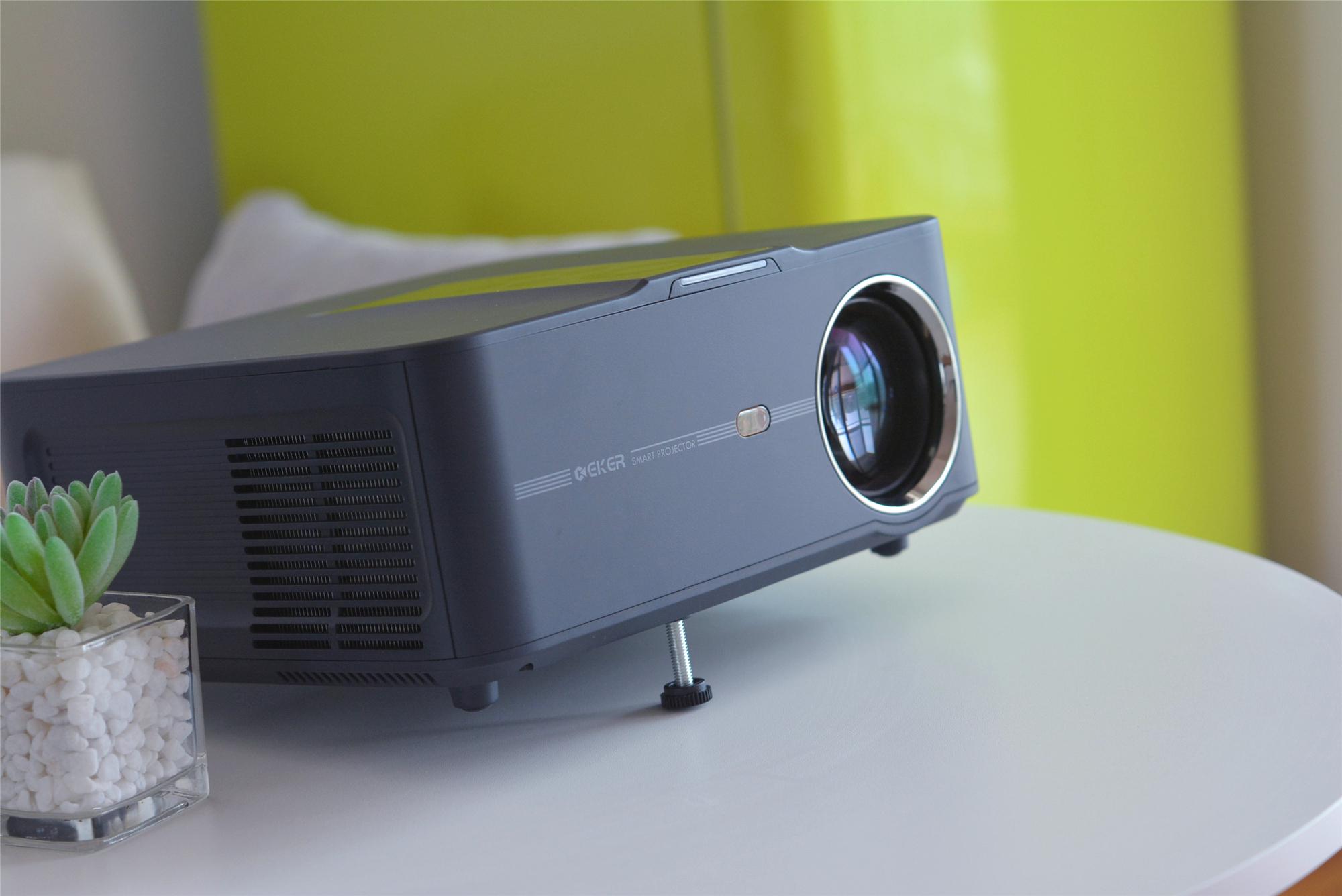 国产推出“新款LED投影”：900ANSI够不够用？白天开窗实测