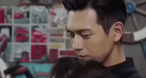 杨紫主动献吻的肌肉男有多帅？圈妹上亿，经历堪称翻版彭于晏