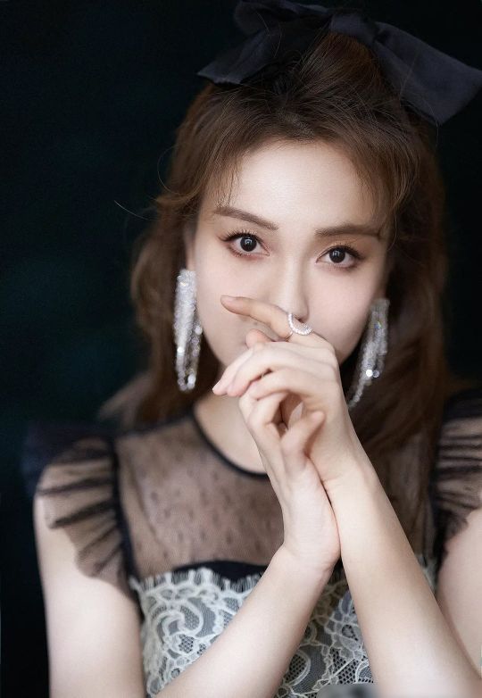 吴昕有哪些时髦又吸睛的穿搭,吴昕穿紫裙配什么发型