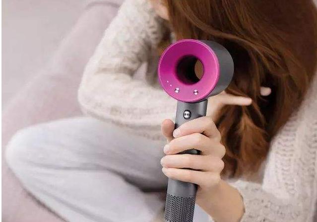 赵薇新综艺发型亮了,43岁依旧活力四射,网友看后:快回中餐厅