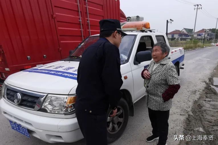 “我不认识路！莫得手机，也不记得号码怎么办？”西渡城管帮迷路阿婆寻家人