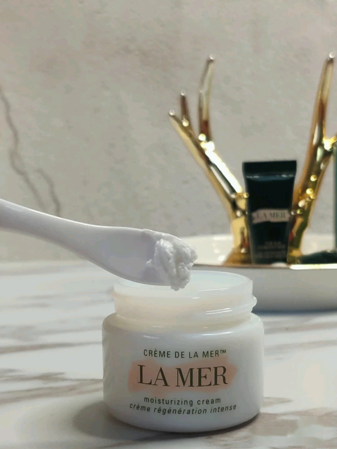 赫莲娜和海蓝之谜是一个品牌吗,赫莲娜和海蓝之谜哪个知名度高